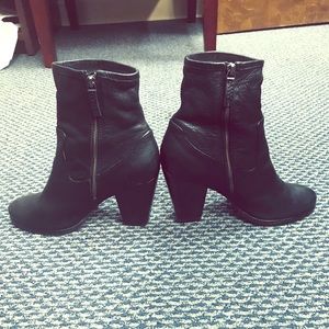 FRYE women’s Patty Artisan Zip Bootie